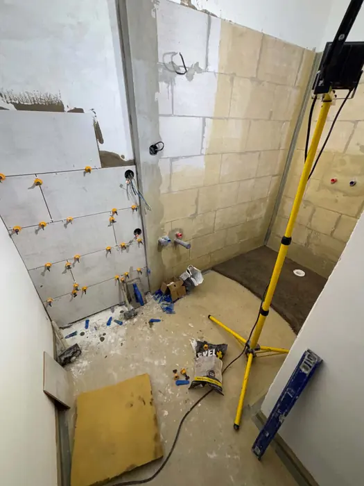 Betonový podklad pro sprchový kout — rekonstrukce koupelny, Horní Bousov