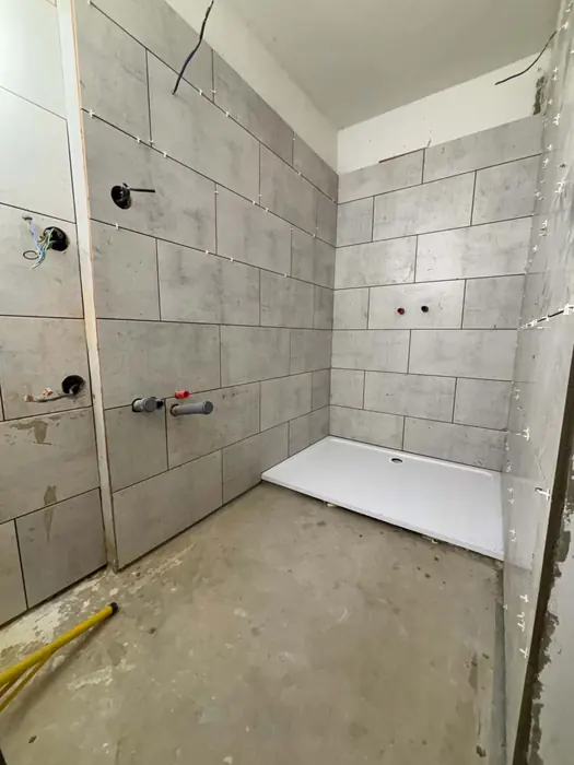 Nové obklady a rozvody vody, odpadu a elektroinstalace — rekonstrukce koupelny, Horní Bousov