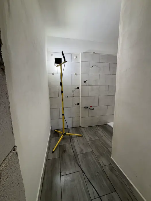 Nová dlažba a kompletně hotové spáry — rekonstrukce koupelny, Horní Bousov